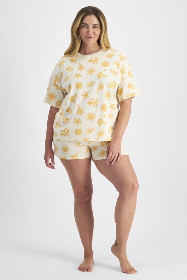 Chanel (She/Her) wears size L and is 176cm tall with 104cm chest and 89cm waist
