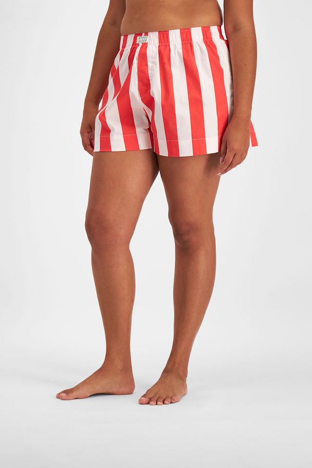 Larissa (She/Her) wears size Large and is 170.18cm tall with 90.17cm chest and 79.756cm waist