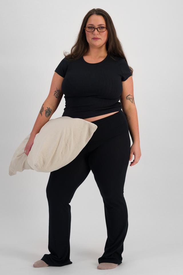LANI (She/Her) wears size L and is 168cm tall with 115cm chest and 99cm waist
