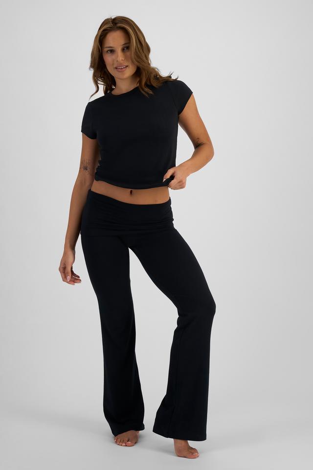 Melissa (She/Her) wears size S and is 169cm tall with 86cm chest and 66cm waist