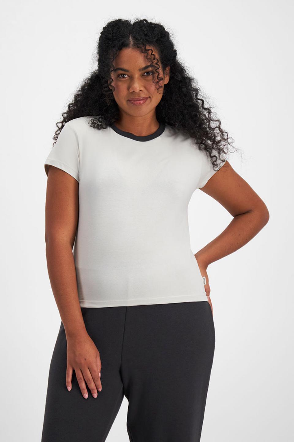 Larissa (She/Her) wears size Large and is 170.18cm tall with 90.17cm chest and 79.756cm waist