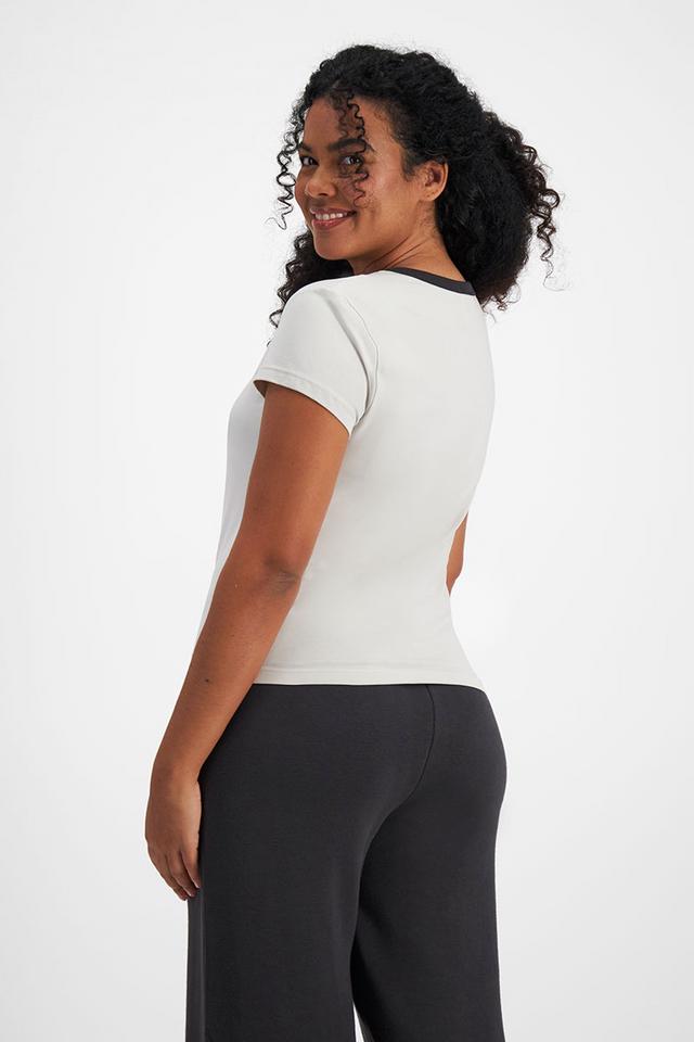 Larissa (She/Her) wears size Large and is 170.18cm tall with 90.17cm chest and 79.756cm waist