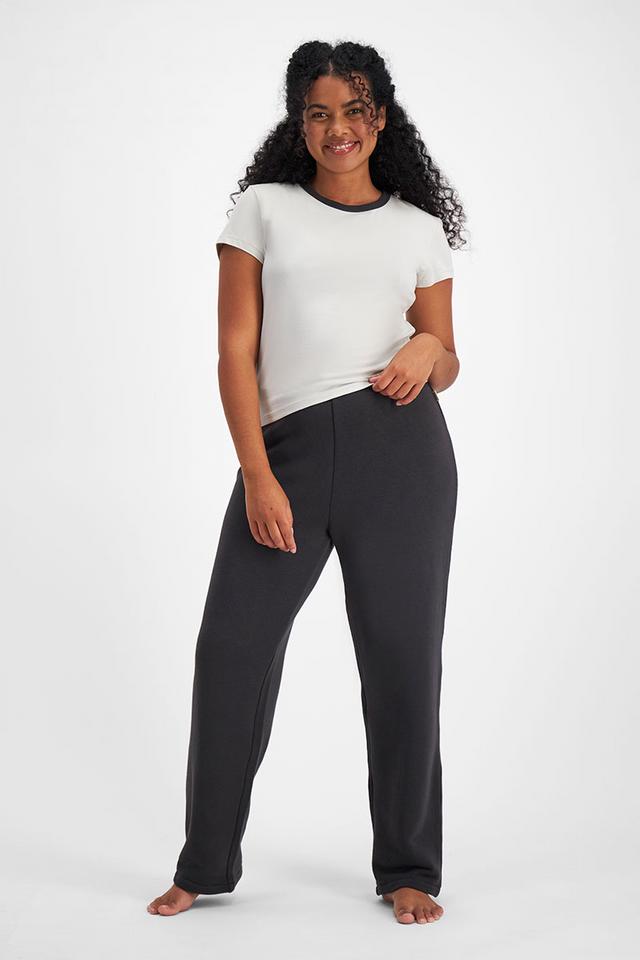Larissa (She/Her) wears size Large and is 170.18cm tall with 90.17cm chest and 79.756cm waist