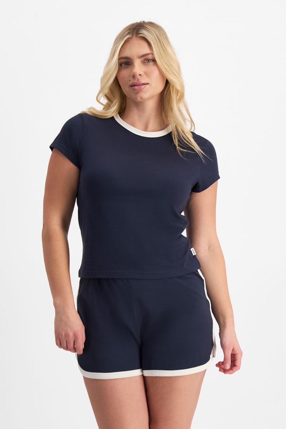 Zoe (She/Her) wears size L and is 170cm tall with 98cm chest and 85cm waist