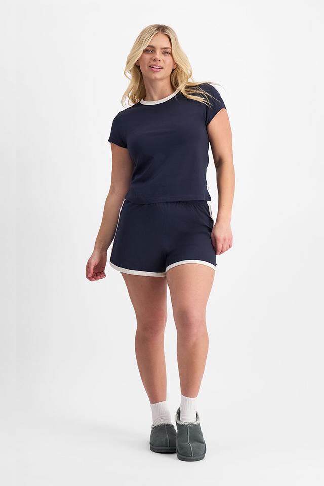Zoe (She/Her) wears size L and is 170cm tall with 98cm chest and 85cm waist