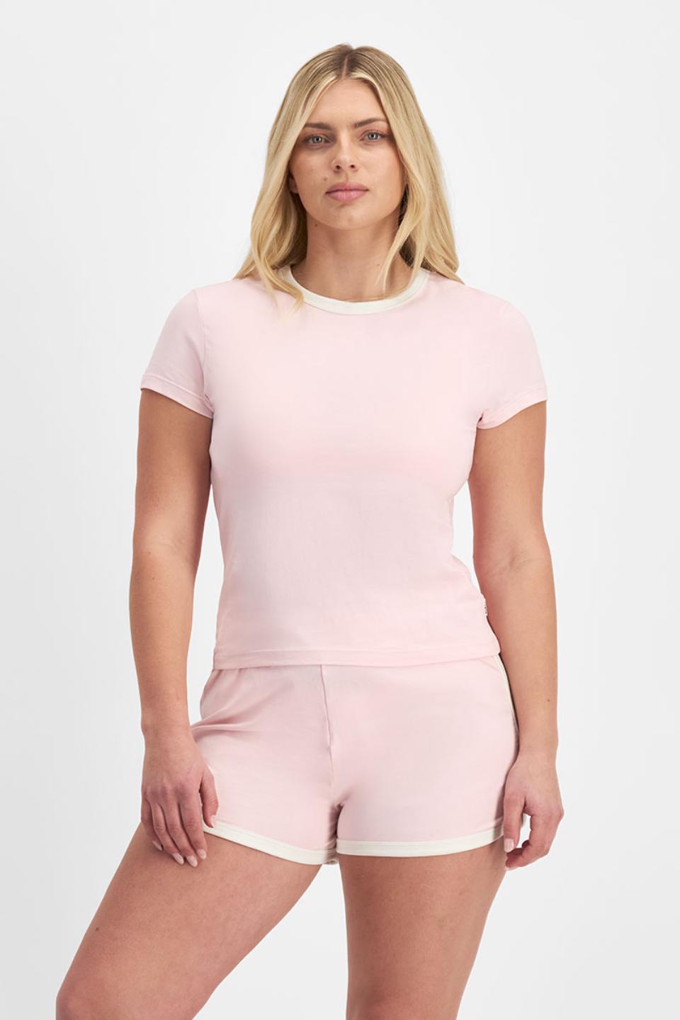Zoe (She/Her) wears size Large and is 170cm tall with 98cm chest and 85cm waist