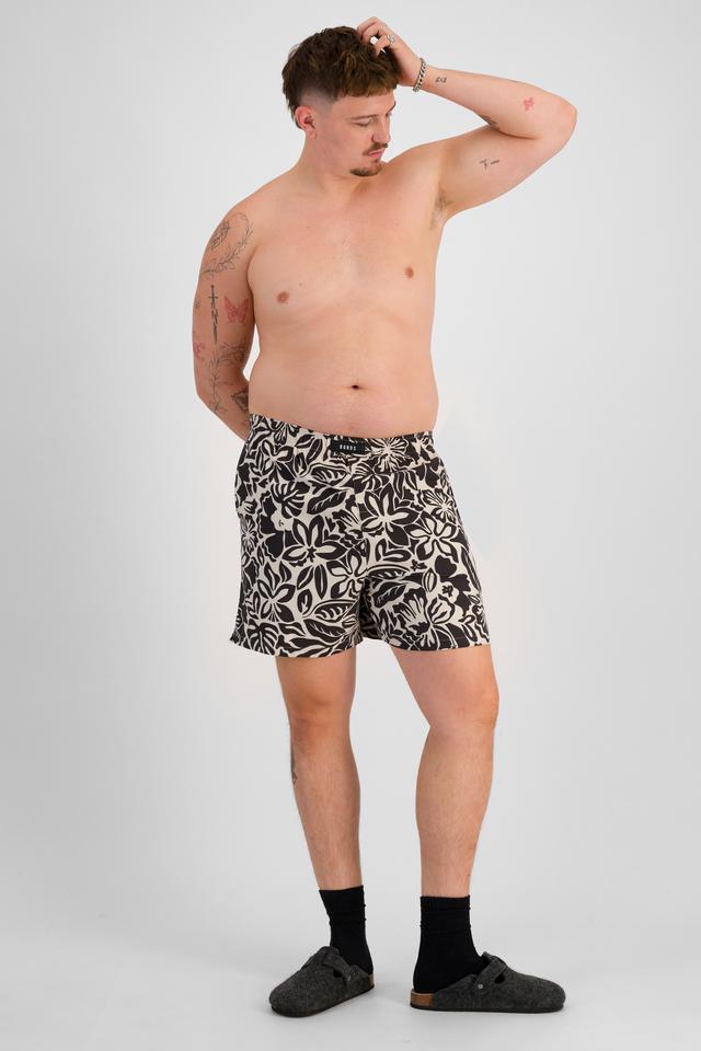 Jake (He/Him) wears size XL and is 195cm tall with 115cm chest and 106cm waist