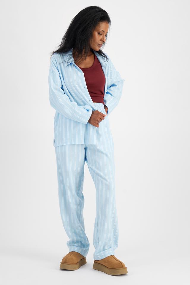 Senait (She/Her) wears size S and is 162cm tall with 79cm chest and 60cm waist