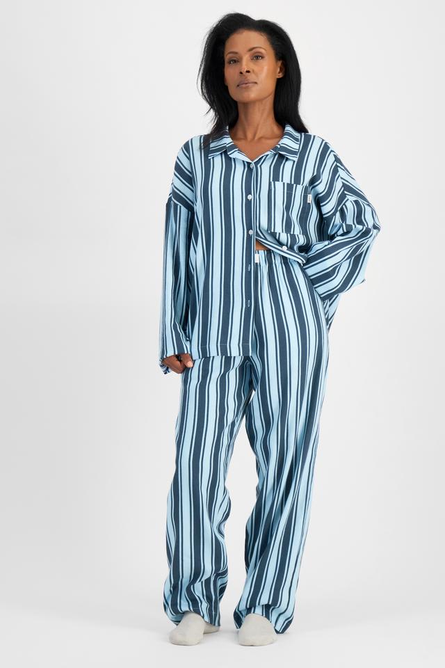 Senait (She/Her) wears size S and is 162cm tall with 79cm chest and 60cm waist