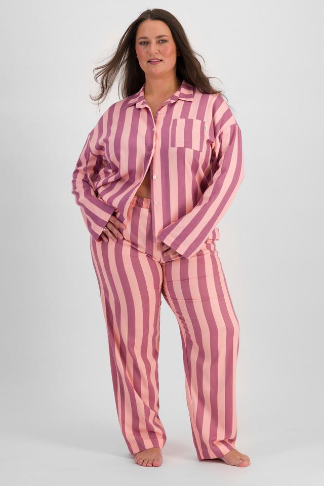 LANI (She/Her) wears size L and is 168cm tall with 115cm chest and 99cm waist