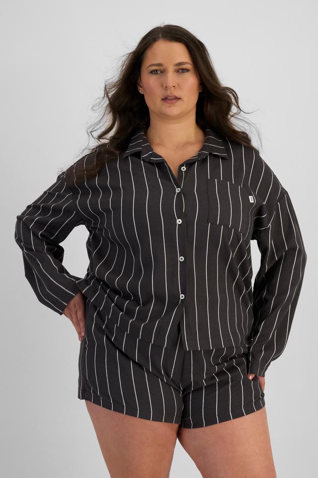 LANI (She/Her) wears size L and is 168cm tall with 115cm chest and 99cm waist