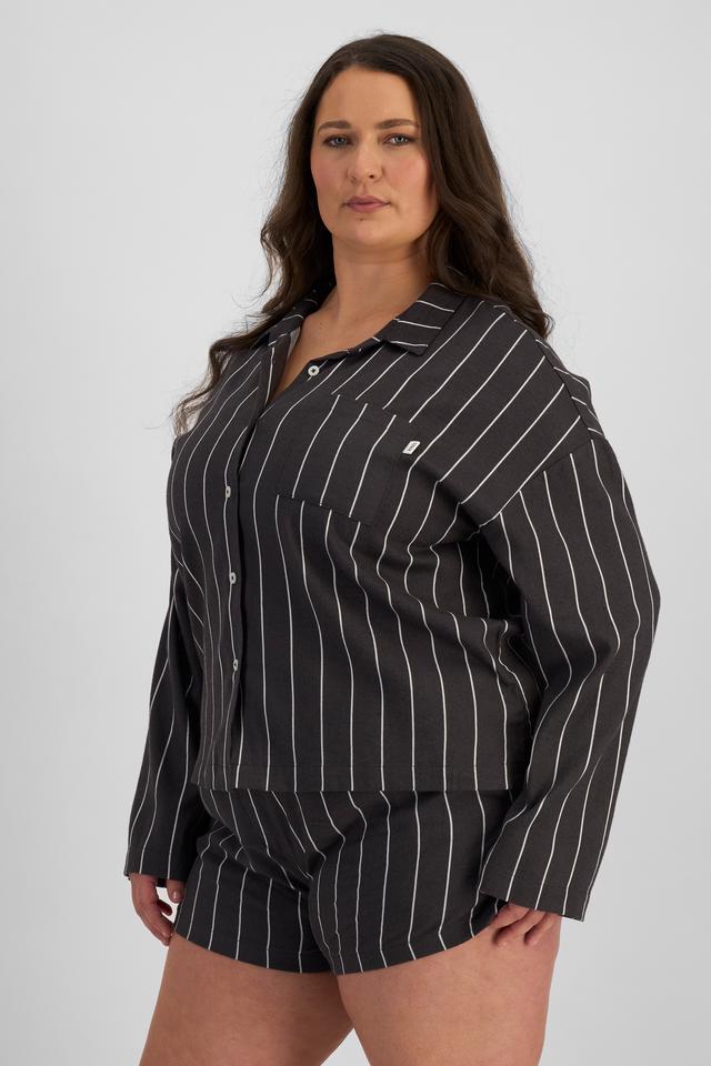 LANI (She/Her) wears size L and is 168cm tall with 115cm chest and 99cm waist