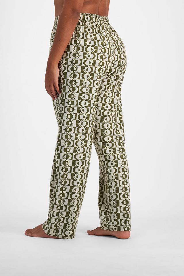 Larissa (She/Her) wears size Large and is 170.18cm tall with 90.17cm chest and 79.756cm waist