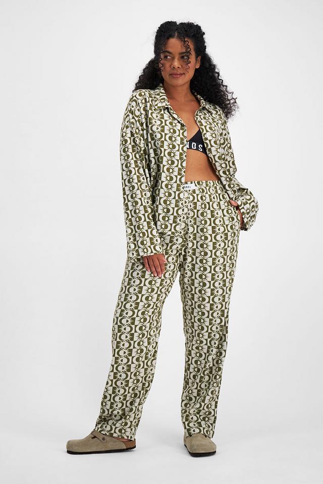 Larissa (She/Her) wears size Large and is 170.18cm tall with 90.17cm chest and 79.756cm waist