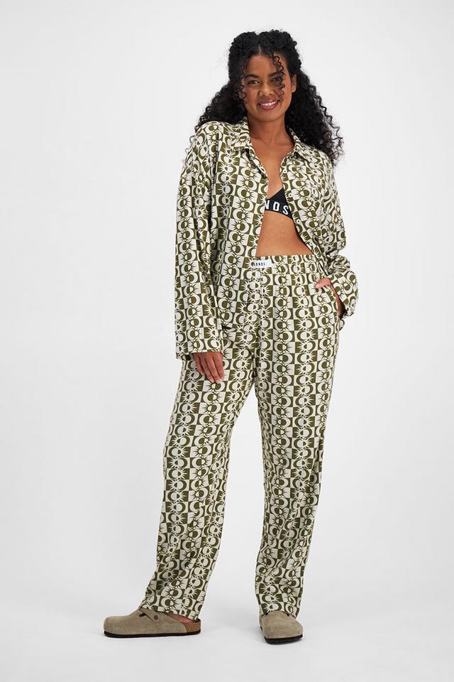 Larissa (She/Her) wears size Large and is 170.18cm tall with 90.17cm chest and 79.756cm waist