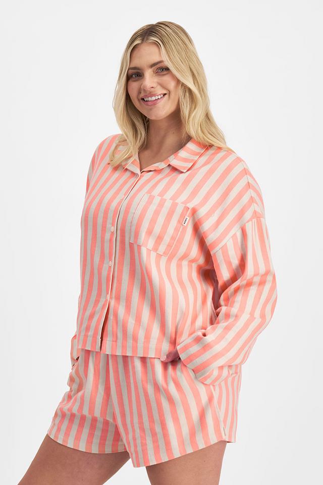 Zoe (She/Her) wears size Large and is 170cm tall with 98cm chest and 85cm waist