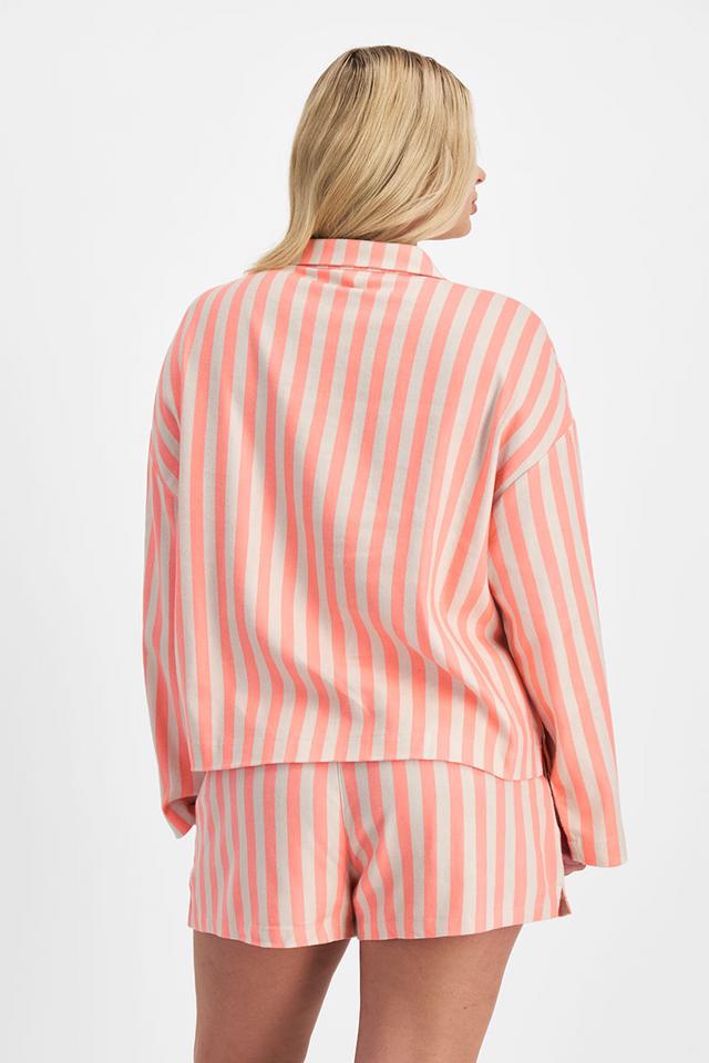 Zoe (She/Her) wears size Large and is 170cm tall with 98cm chest and 85cm waist