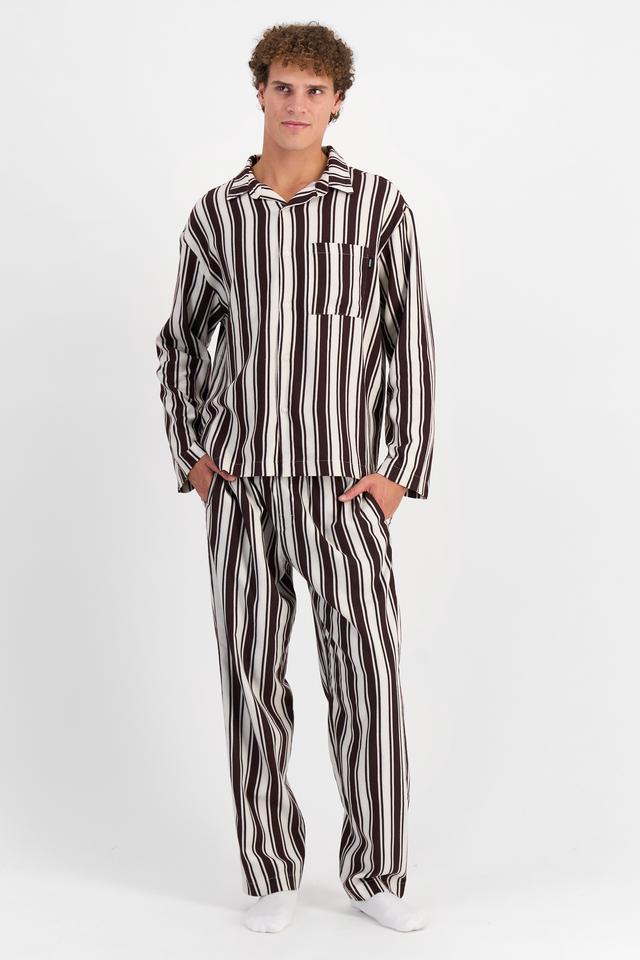 Kya (He/Him) wears size M and is 189cm tall with 99cm chest and 81cm waist