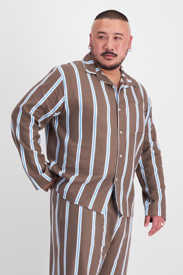 Mike (He/Him) wears size XL and is 180cm tall with 120cm chest and 96cm waist