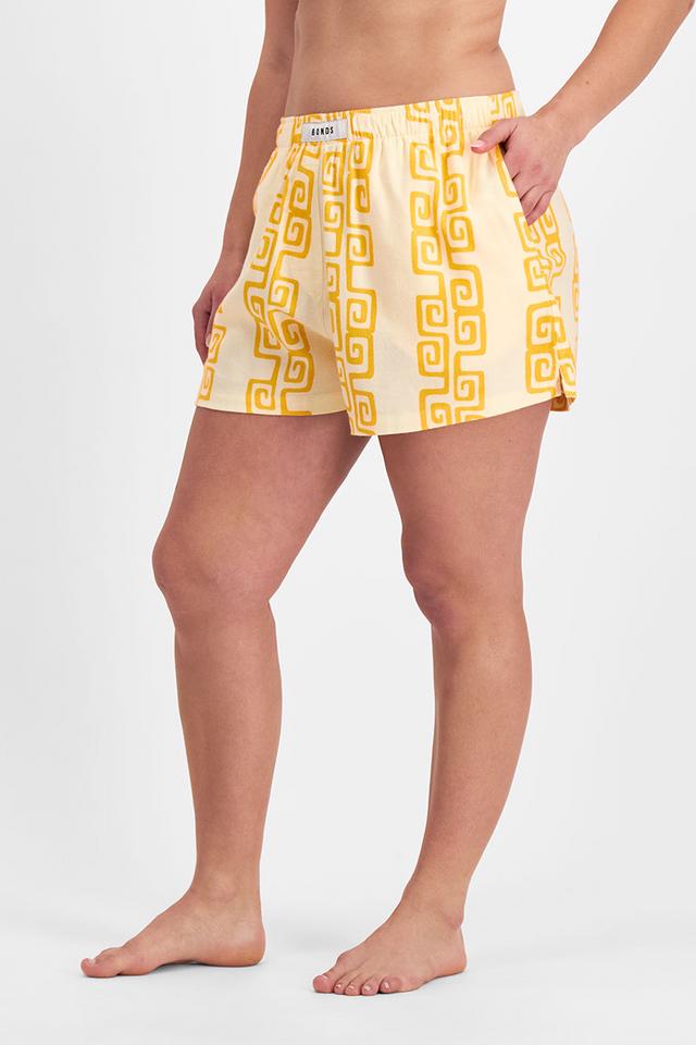 Zoe (She/Her) wears size Large and is 170cm tall with 98cm chest and 85cm waist
