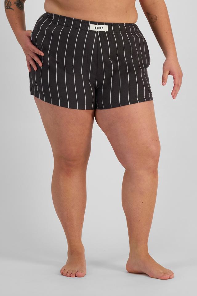 LANI (She/Her) wears size L and is 168cm tall with 115cm chest and 99cm waist