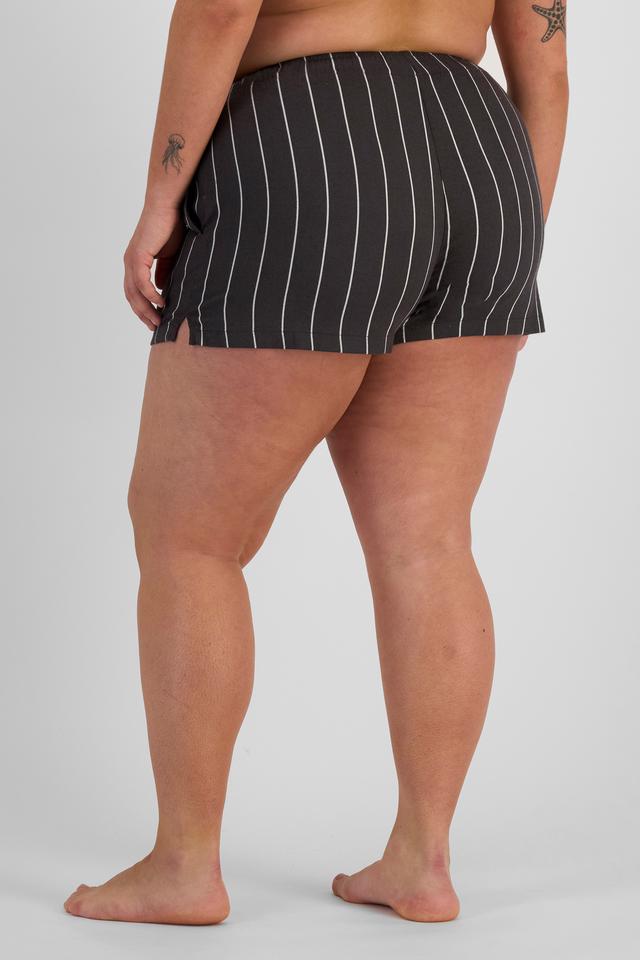 LANI (She/Her) wears size L and is 168cm tall with 115cm chest and 99cm waist