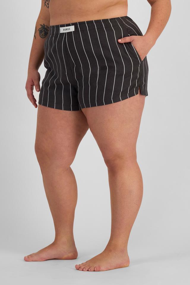 LANI (She/Her) wears size L and is 168cm tall with 115cm chest and 99cm waist