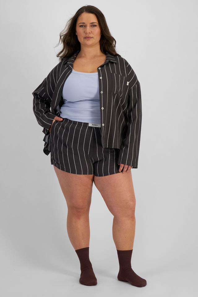 LANI (She/Her) wears size L and is 168cm tall with 115cm chest and 99cm waist