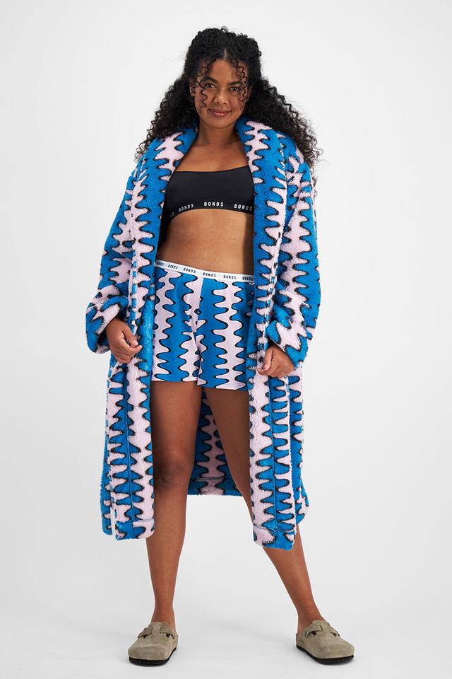 Larissa (She/Her) wears size Large and is 170.18cm tall with 90.17cm chest and 79.756cm waist