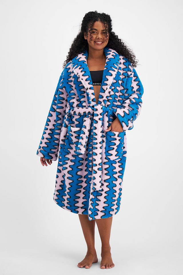 Larissa (She/Her) wears size Large and is 170.18cm tall with 90.17cm chest and 79.756cm waist