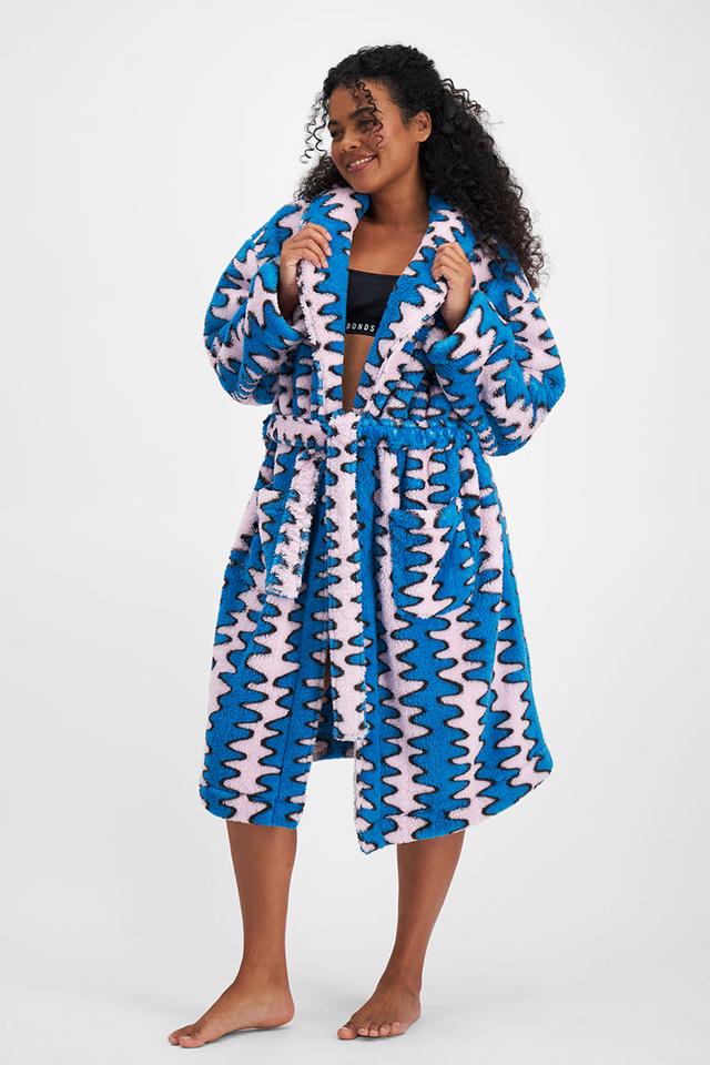 Larissa (She/Her) wears size Large and is 170.18cm tall with 90.17cm chest and 79.756cm waist