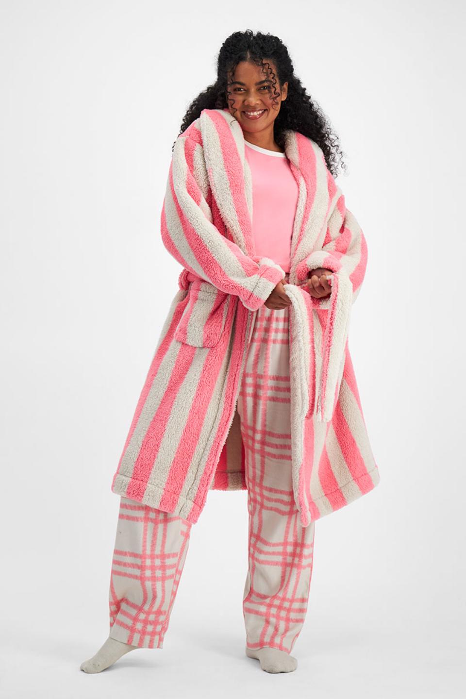 Larissa (She/Her) wears size Large and is 170.18cm tall with 90.17cm chest and 79.756cm waist