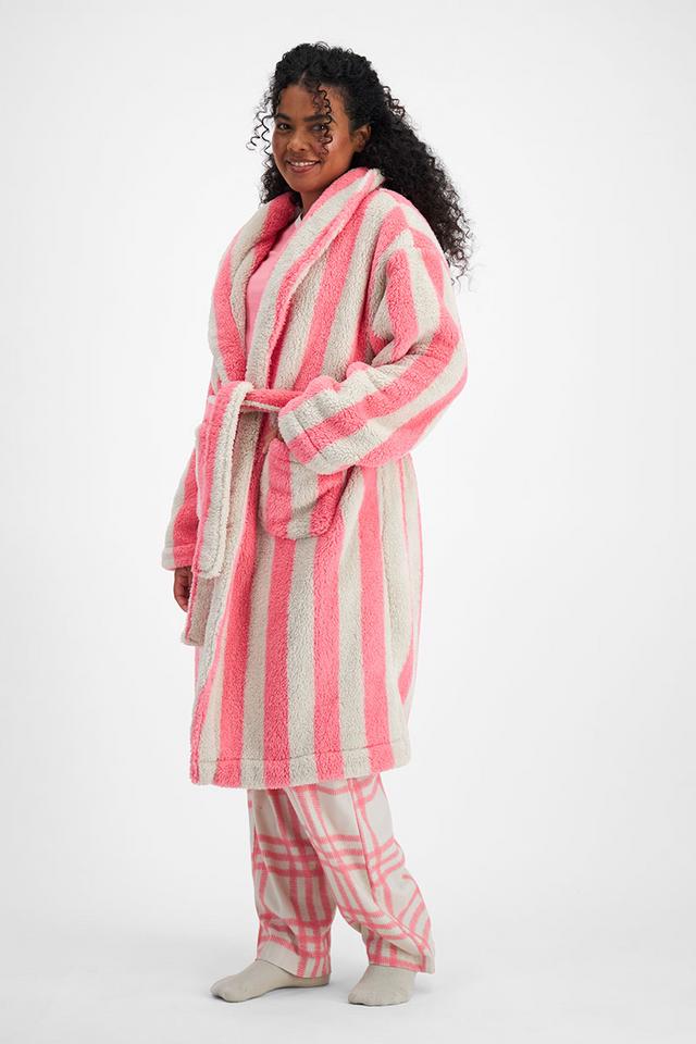 Larissa (She/Her) wears size Large and is 170.18cm tall with 90.17cm chest and 79.756cm waist
