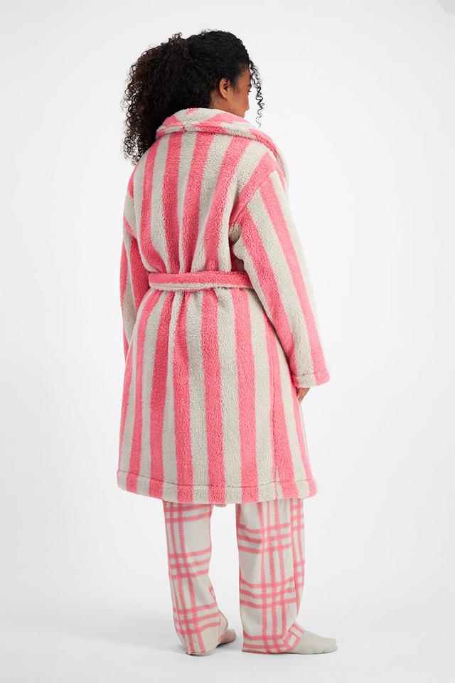 Larissa (She/Her) wears size Large and is 170.18cm tall with 90.17cm chest and 79.756cm waist