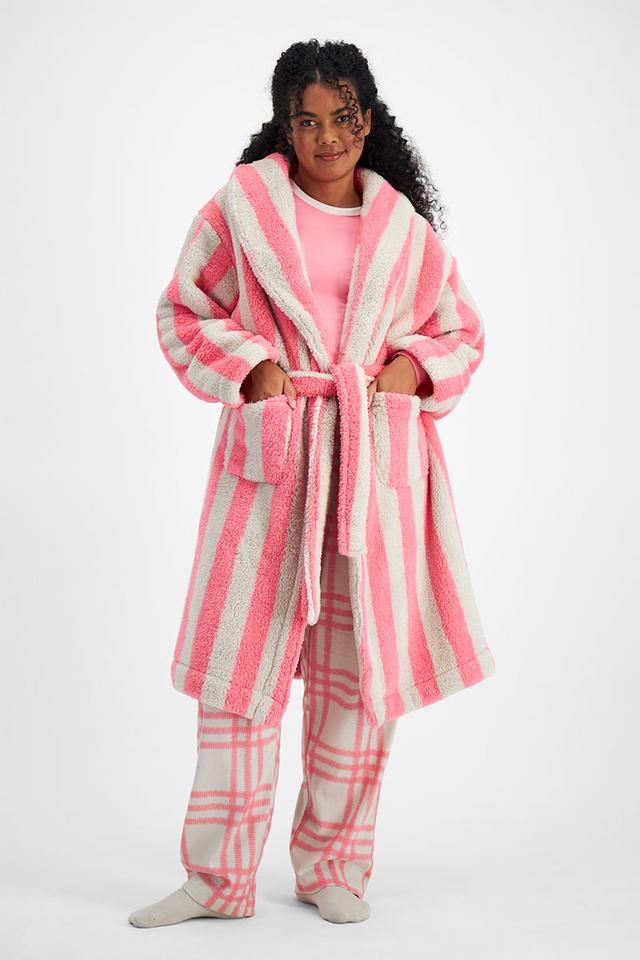 Larissa (She/Her) wears size Large and is 170.18cm tall with 90.17cm chest and 79.756cm waist