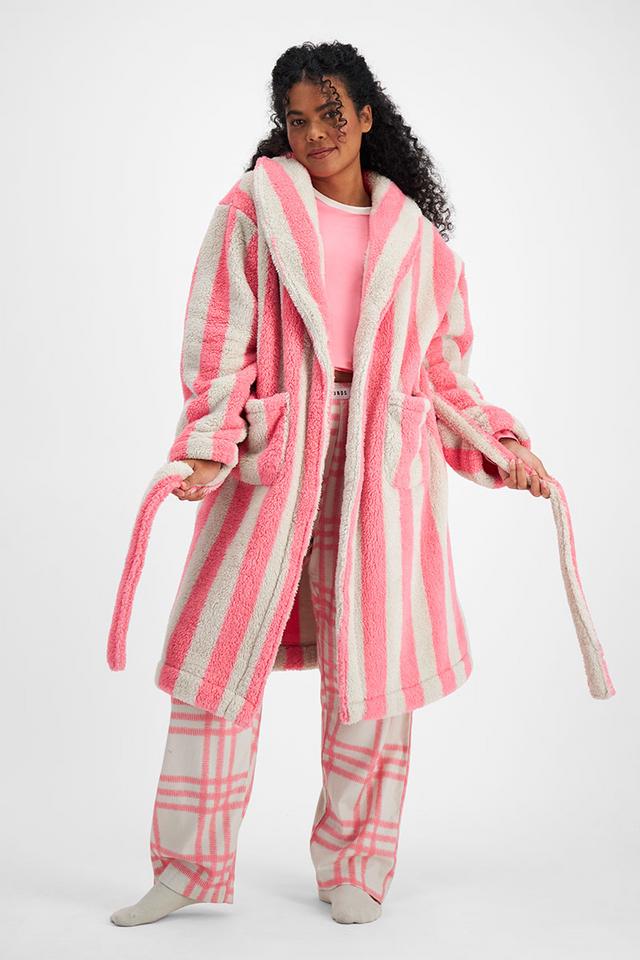 Larissa (She/Her) wears size Large and is 170.18cm tall with 90.17cm chest and 79.756cm waist