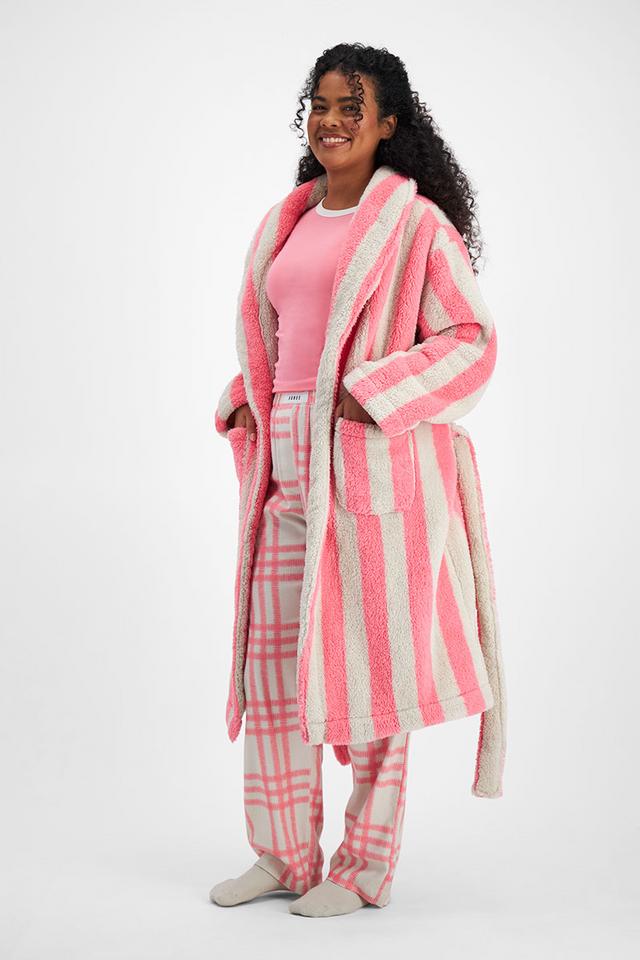 Larissa (She/Her) wears size Large and is 170.18cm tall with 90.17cm chest and 79.756cm waist