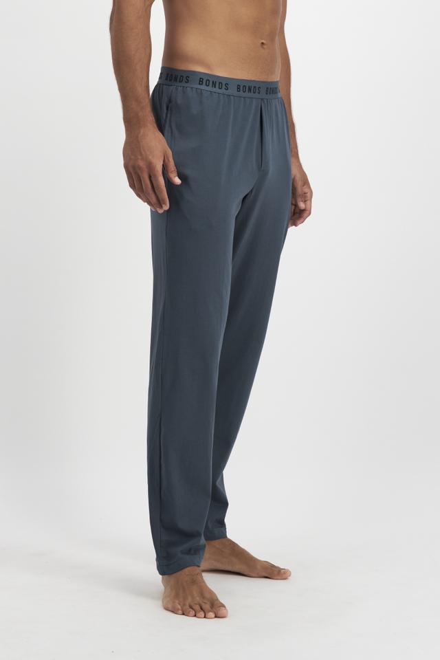 Model wears size Medium, is 188cm tall with 101cm chest and 82cm waist