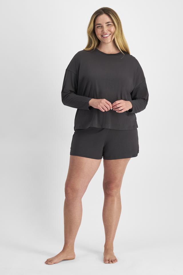 Chanel (She/Her) wears size L and is 176cm tall with 104cm chest and 89cm waist