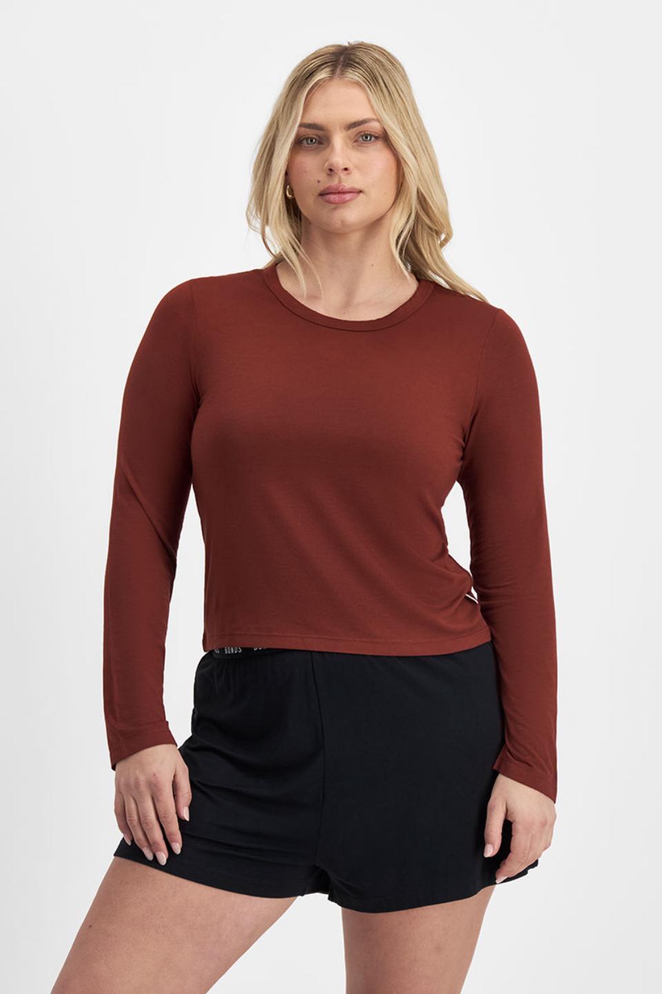 Zoe (She/Her) wears size Large and is 170cm tall with 98cm chest and 85cm waist