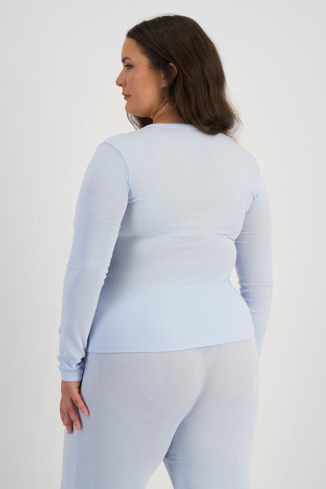 LANI (She/Her) wears size L and is 168cm tall with 115cm chest and 99cm waist