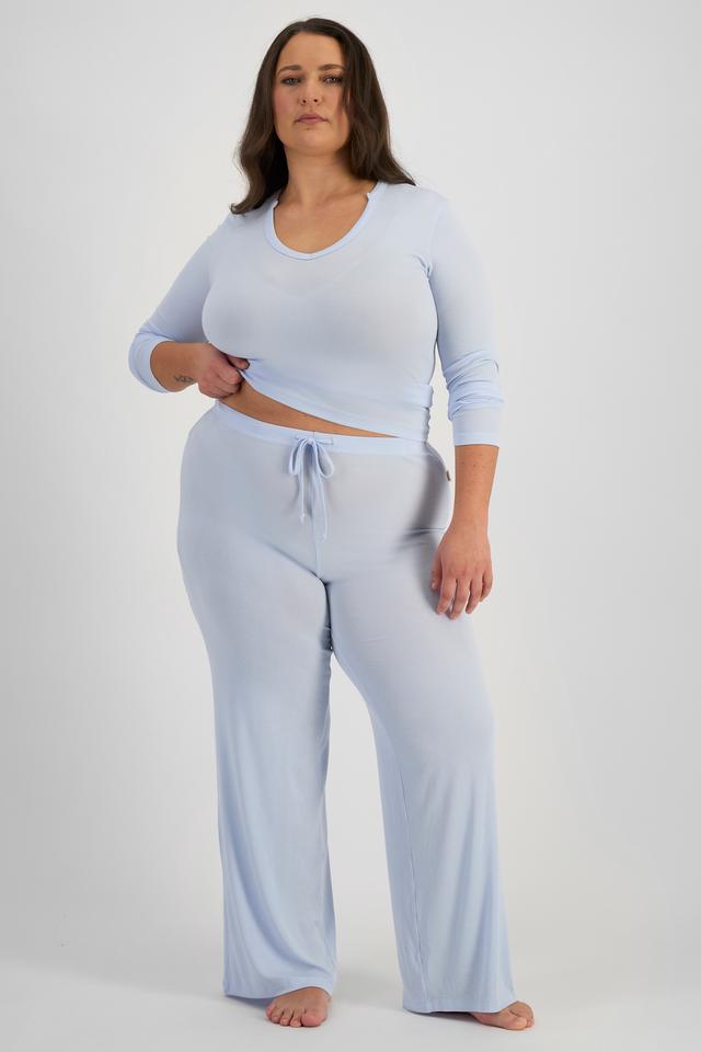 LANI (She/Her) wears size L and is 168cm tall with 115cm chest and 99cm waist