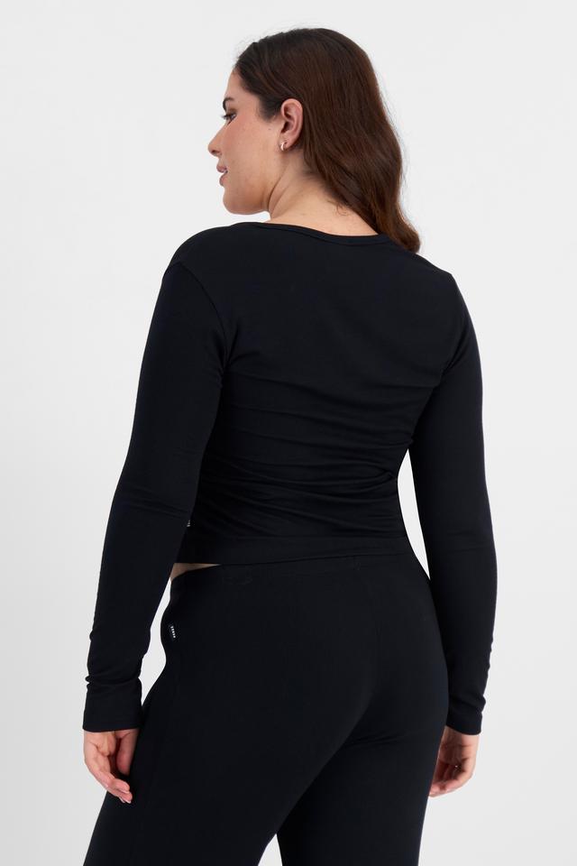 Bella (She/Her) wears size L and is 173cm tall with 95cm chest and 77cm waist