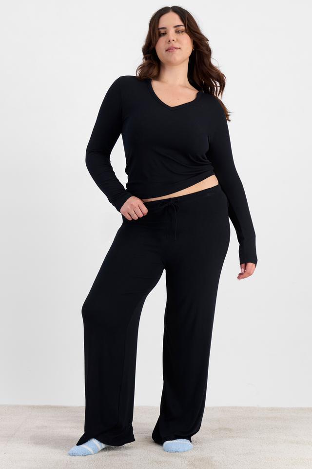 Bella (She/Her) wears size L and is 173cm tall with 95cm chest and 77cm waist