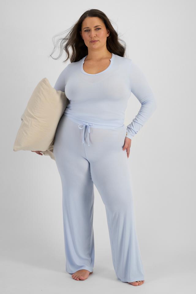 LANI (She/Her) wears size L and is 168cm tall with 115cm chest and 99cm waist