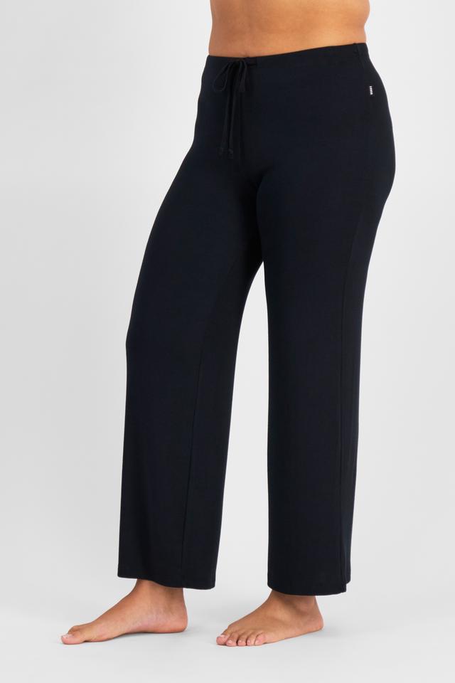 Cameron (She/Her) wears size L and is 179cm tall with 91cm chest and 74cm waist