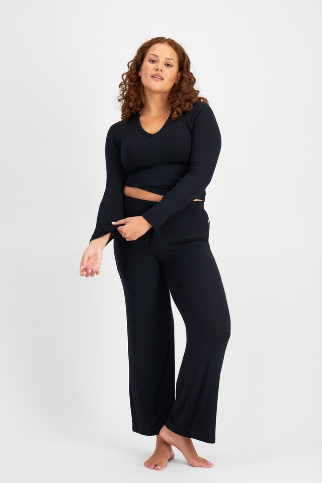 Cameron (She/Her) wears size L and is 179cm tall with 91cm chest and 74cm waist