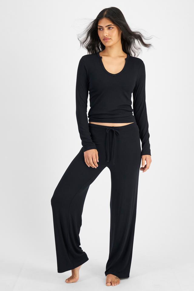 Tiana (She/Her) wears size S and is 176cm tall
