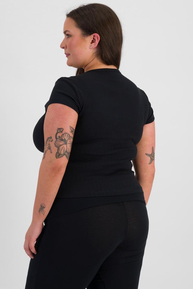 LANI (She/Her) wears size L and is 168cm tall with 115cm chest and 99cm waist