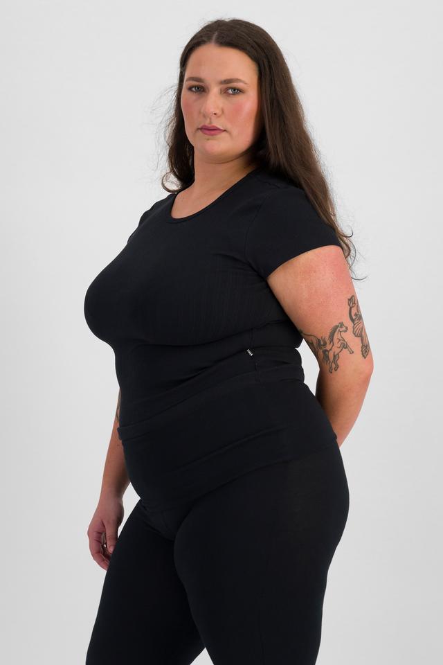 LANI (She/Her) wears size L and is 168cm tall with 115cm chest and 99cm waist